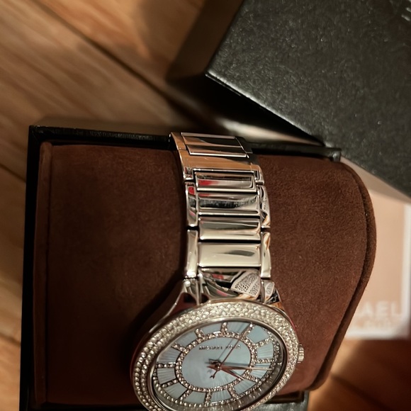 LIKE NEW MICHAEL KORS WATCH - Picture 3 of 5